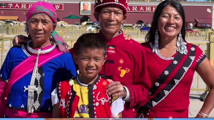 A Wa girl from Yunnan takes her whole family to check in at the long-cherished Tiananmen Square.