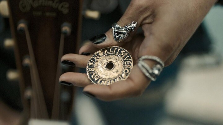 A woman receives a gold coin and is suddenly struck by a strange curse—everyone she meets goes wild,