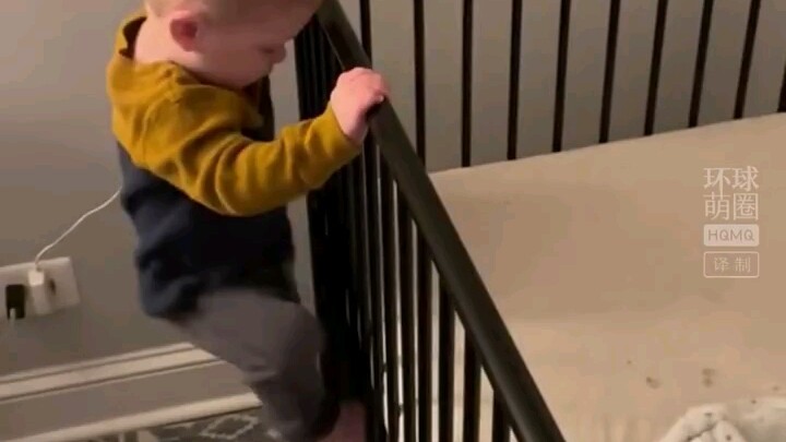 ما إن استيقظ الأخ الأصغر حتى أسرع الأخ الأكبر ليبحث عنه للعب معه... "أنا بأسوّك عشان تجيبوا طفلًا ثا