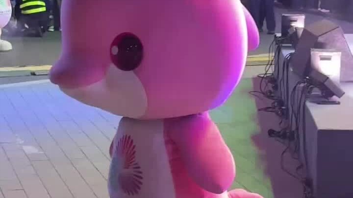 Tolong! Bayi Raja Tari melakukan solo di seluruh panggung, langkah tari kecil yang polos dan tak ber