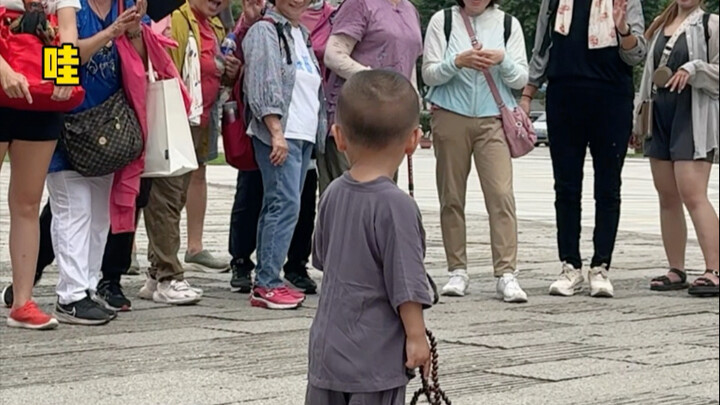 رافقْتُ أمي لتقديم النذر، لكن الناس ظنوني مجرد شخصية غير قابلة للعب…