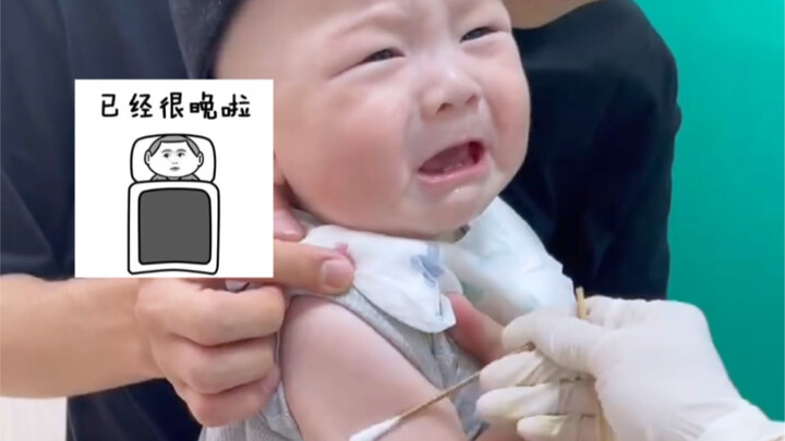 Apa reaksi bayi manusia ketika baru nyadar kalau mau disuntik? Terakhir kali lihat baju putih dokter