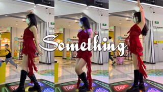 Ai có thể không rời mắt khỏi Something phổ biến và chiếc váy ôm sát tua rua gợi cảm?