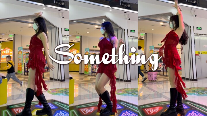 ใครละสายตาจาก Something อันโด่งดังและกระโปรงชายระบายสุดเซ็กซี่ไม่ได้ล่ะ?