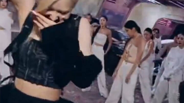 Lisa chắc quen tay bắt nạt Rose rồi, hahaha