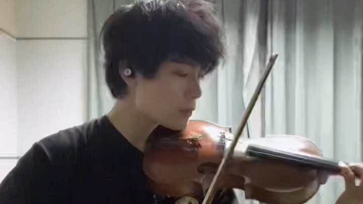 การแสดงไวโอลินเพลง “Rather be”