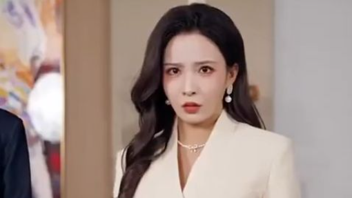 Ceo cantik diserang di jalan, tak sangka pria miskin yang menolongnya adalah raja perang!
