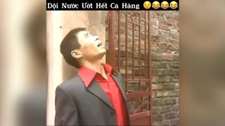 Dội nước ướt hết cả hàng