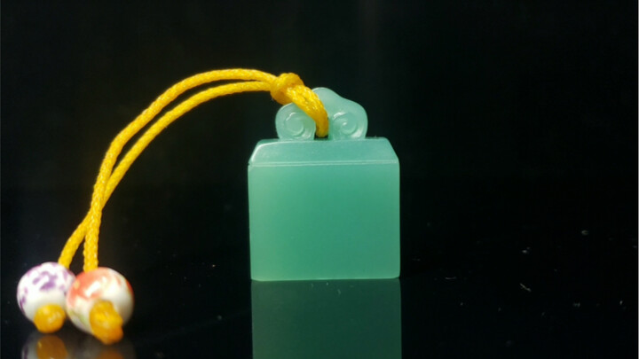 อีกฝ่ายหนึ่งมีตราประทับเล็กๆ ที่จารึกว่า "ซินตู๋"