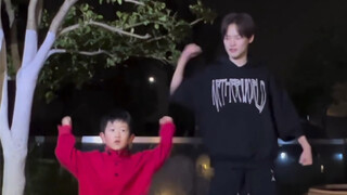 介么萌！钟辰乐ins更新 从侄子那里上课学跳舞了哈哈哈
