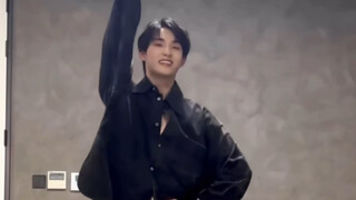 「董思成」虽然没有星仔他们跳的那么丝滑，但确实有不同的特色，让这个舞蹈看起来更加大气～