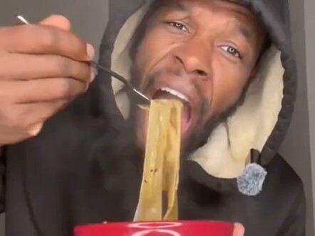 Black guy recounts how spicy oil noodles went viral #ForeignersEatChineseFood