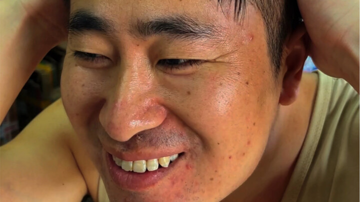 The mute man crazily "declares his love" to Widow Wang