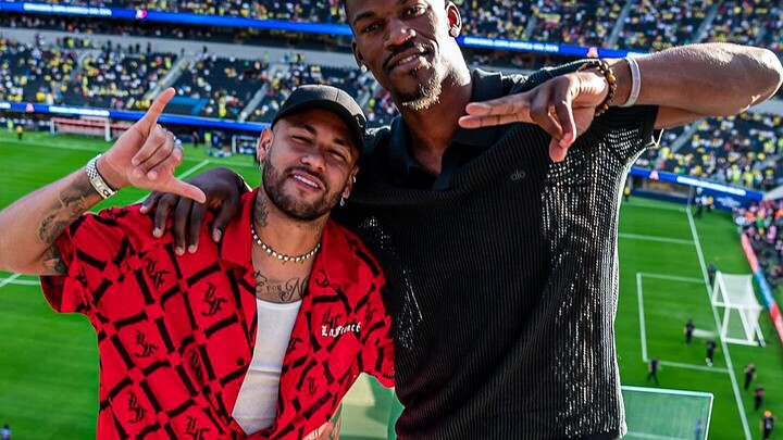 Neymar heads to the Copa América in person and grabs a Brazil jersey while waiting at a red light.