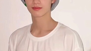 แมวเหมียวเป็นขวัญใจของทุกคนจริงๆ เลย! แค่หาของสักอย่างก็มีน้องๆ มารุมล้อมมากมายขนาดนี้