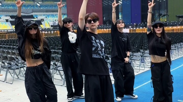 Lock in the rhythm and join the dance challenge at the concert! "Come on" challenge sets off a frenz