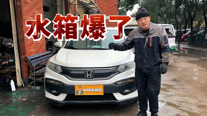 สาวสวยขับรถอยู่ดีๆ หม้อน้ำก็เกิดระเบิดขึ้นมาทันที ทำเอาเธอตกใจจนหน้าซีดเป็นกระดาษ