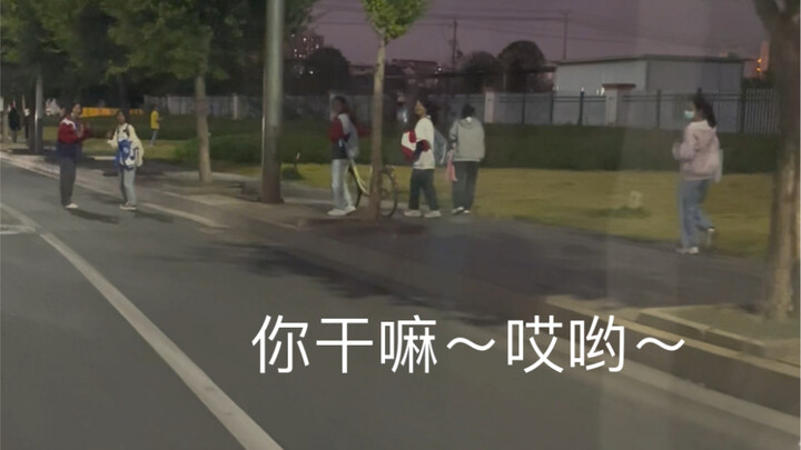 แตรดังตะโกนว่าคุณจะทำอะไร～ดูปฏิกิริยาของคนเดินถนน