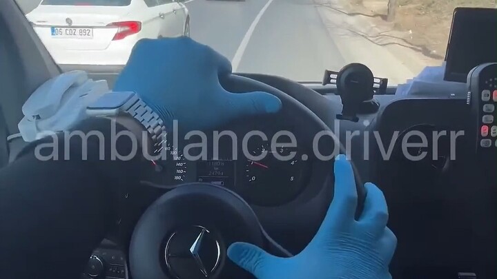 难得一见的救护车驾驶第一视角