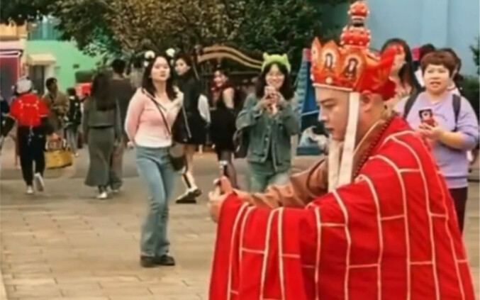 Anh ấy mà chụp ảnh cũng ra dáng Đường Tăng chết cười quá chừng hahaha