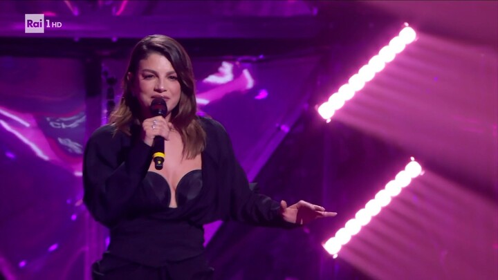 Sanremo 2024 prima serata Emma canta ＂Apnea＂