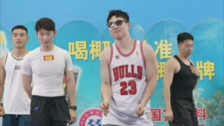 يوكشوف4، يرقصون على أغنية جديدة غريبة الأطوار