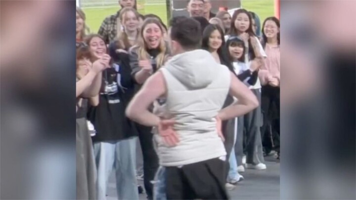 الأخ الأكبر: الرقص مش بيُرقص هيك! شوفوا جيدًا، سأريكوا كيف يكون الرقص الحقيقي!