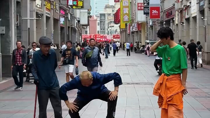 บังเอิญเจอคุณลุงเต้น ตอนแรกว่าจะเข้าไปสอนหน่อย แต่สุดท้ายกลับมีนักเต้นตัวจริงโผล่มาซะงั้น!