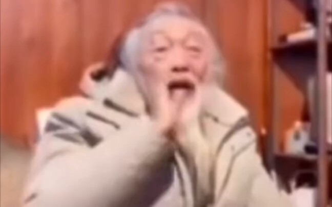 لحسن الحظ كنتُ في الدفعة المبكرة، وإلا لظننت أن الكلام يخصني. اللعنة!