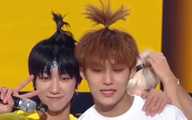 Kim Min-kyu: “Why does my hair look like a shuttlecock with its feathers fanned out?” “Because you’r