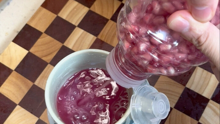 ما مدى سهولة عصر عصير الرمان باستخدام زجاجة الصراخ؟