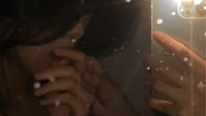 بعد عامين معًا، ما زلتُ لا أستطيع تحمل أن أقبّلها بيدي.