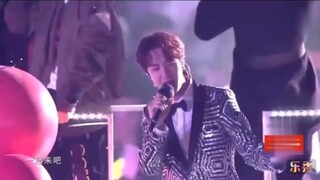Semua orang melakukan lip-sync, tetapi Wang Yibo tidak diberi tahu. Satu-satunya yang bisa didengar 