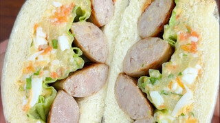 Ibu provinsi menyiapkan makanan, lelah sekali tapi bahagia seminggu penuh—bebas tidur siang, bukanka