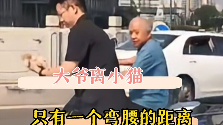 Cụ ông chỉ cách chú mèo có một cái cúi xuống