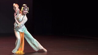 رقصة راقصة ممتازة من منطقة بكين!