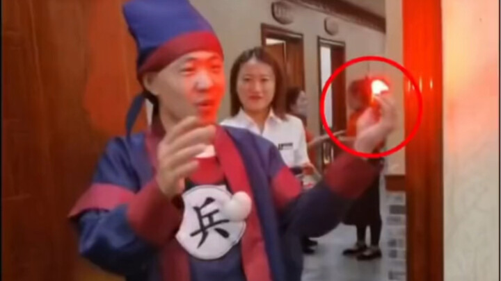 Indian street master, the little soldier’s fingers glow!