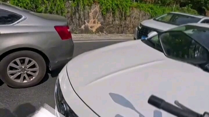 Đối đầu thẳng? Xe trắng đi ngược chiều, xe máy không tránh, thẳng đường cua trên đèo đâm thẳng vào n