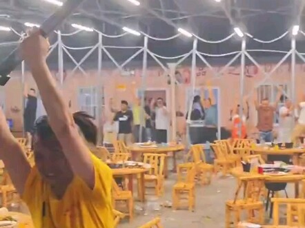 Phòng khi bạn chưa từng thấy lốc xoáy tàn phá bãi đỗ xe