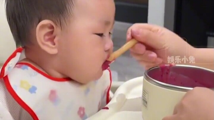 لو واصلت تطعمه هيك، رح يتعلم يتكلم فعلاً!