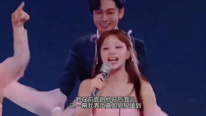 这一幕真的好像偶像剧呀，美依礼芽在前面跑男生在后面追，他真的好绅士地护着她呀，瞬间安全感满满！！