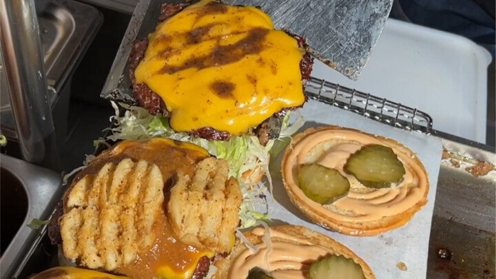 Bánh hamburger đường phố giá 30 tệ! Cắn một miếng là đã đời với chiếc patty bò mọng nước; dứa kèm dư