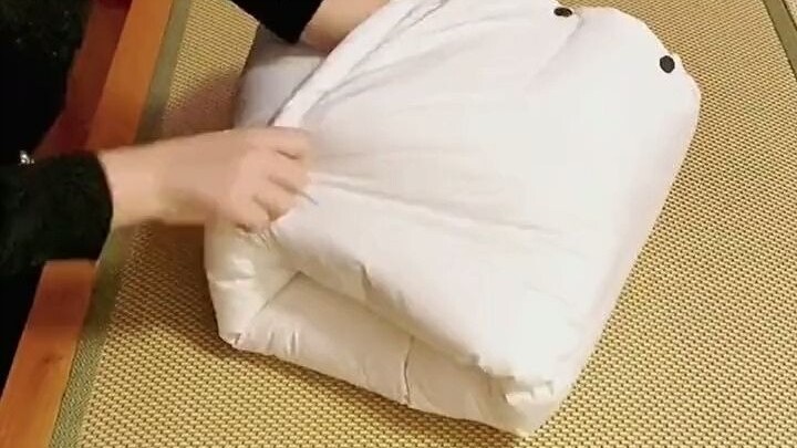 لا ترمِ السترات الريشية التي لا ترتديها في المنزل! أُريكَ طريقة واحدة تحوّلها في لحظة إلى وسادة حضن.