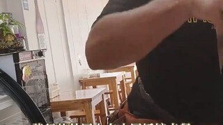 “掏出塑料袋真绷不住了” 骑行的外国人在中国饭馆点餐，不会中文露出尴尬又不失礼貌的微笑