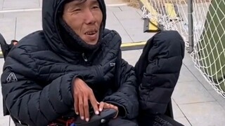 有些时候身残志坚的人比那些心残体全的人强多了，尊重每一个努力活着的人！