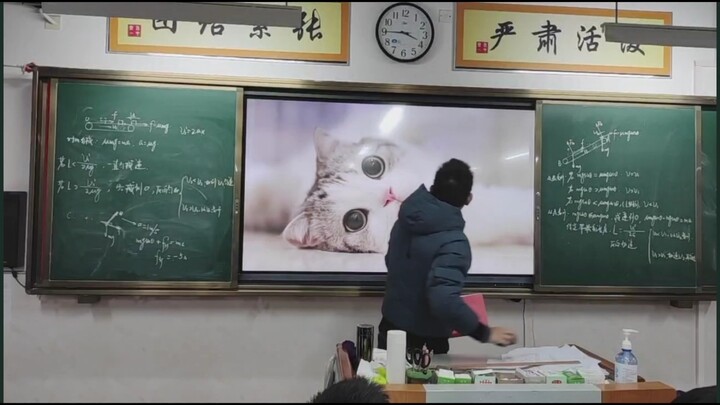 ฉันบอกแล้วว่าอย่ามาเล่นพิเรกบนเดสก์ท็อปไวท์บอร์ดคอมพิวเตอร์ในห้องเรียนนะ!!!