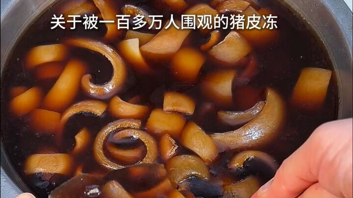 Đừng giục nữa, thạch da heo tới rồi tới rồi, khiến tôi hồi hộp tim đập thình thịch luôn