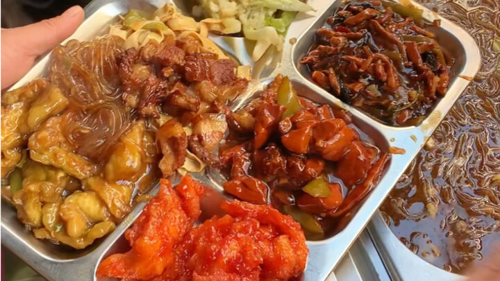 Cơm hộp Đông Bắc bốn món mặn, bốn món chay! Cơm chan nước sốt thơm ngon quá đỗi!