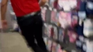 当你让店员带你找某样商品时....你这就是故意不想让我找到吧！