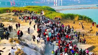 As the river water recedes, mother and child emerge, a touching scene! #YangtzeRiver #ChongqingNanbi